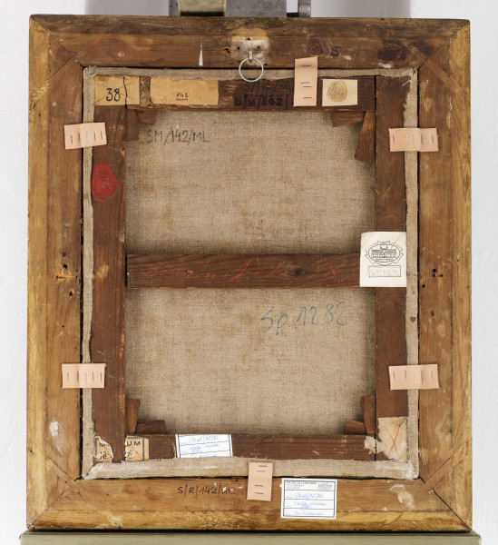 Scena figuralna w pejzażu. Na kamiennych schodach Madonna w błękitnej sukni prawą ręką podtrzymuje siedzące poniżej Dzieciątko. Obok Marii stoi pochylony święty Józef w czerwonym płaszczu, oparty oburącz na lasce. Dzieciątko zwraca się ku stojącemu po prawej świetemu Janowi (mały chłopiec), który całuje je w rękę. Z przodu po lewej stronie siedzi widoczna z boku święta Anna w żółtym płaszczu i białej chuście. W tle szkicowo zaznaczony pejzaż z architekturą. Niebo jasne z ciemnostalowymi chmurami.