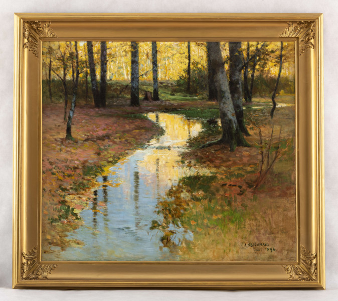 Pejzaż jesienny z krętą, wijącą się strugą na pierwszym planie. Ukazany wycinek lasu. Po obu stronach wody na barwnym, różowo-żółtym poszyciu szaro-czarne pnie drzew. Na drugim planie drzewa pokryte żółtymi liśćmi oświetlonymi jasnym blaskiem słonecznym. 