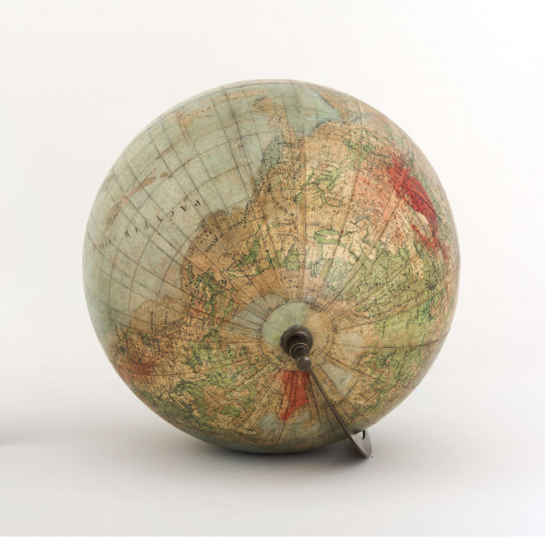 Kula tekturowa oklejona 18 segmentami mapy (po 20 stopni każdy) i 2 koła, postument drewniany toczony z metalowym ramieniem podtrzymującym kulę, południk metalowy 180-stopniowy, ruchomy, skalowany jednostronnie co 1 stopień. Model 