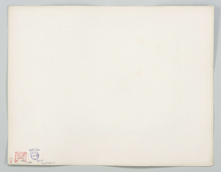 Na pierwszym planie rozlewisko rzeki porośnięte trawą. Dalej most żelazny kratowy długości 165 m, trzy przęsła po 53 m. Na prawym brzegu na nasypie wagony i kilku mężczyzn. Na przeciwległym brzegu widoczne rusztowanie. Fotografia o zaokrąglonych rogach, obrysowana dookoła cienką ramką, naklejona na tekturę. Powyżej i pod fotografią napisy po rosyjsku - z lewej i po polsku - z prawej strony. W dolnej części informacja o autorze zdjęcia po rosyjsku.
