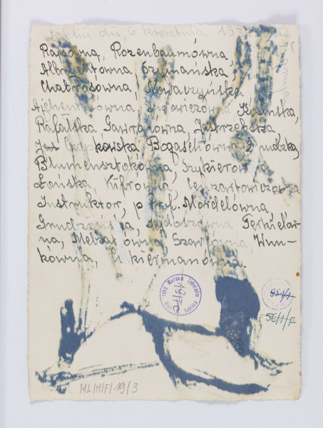 ML/H/F/19/3 - Wykonana podczas szkolenia Ligi Obrony Powietrznej Państwa z prof. Morelówną i instruktorem W. Stepanowem. Dziewczęta stoją przed budynkiem na schodach na tle drzwi. Ubrane w płaszcze, niektóre mają na głowach berety. Przez ramię kazdej uczennicy przewieszona na pasku maska przeciwgazowa. Fotografia oderwana od karty, widoczne resztki niebieskiego papieru i kleju. Na odwrociu opis: data 6 kwietnia 193... oraz spis nazwisk.