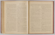 ML/H/650 - Okładka twarda, obklejona czerwonym płótnem, z wytłoczonym na złoto tytułem i ozdobami. Po lewej stronie popiersie kobiety bokiem, z wyciągniętą ręką trzymającą pędzel, poniżej kwiaty. W lewej części autor i tytuł, poniżej ozdobnik roślinny. Strona tytułowa przedstawia dwóch mężczyzn pochylonych nad mapą, w tle pejzaż wiejski z zamkiem na wzgórzu. Tytuł atlasu w wydzielonym, prostokątnym polu. Następna strona zawiera skorowidz i obiaśnienie znaków. Pierwsza z map to Mapa Ogólna Królestwa Polskiego z podziałem na gubernie i powiaty, następne to mapy powiatów. Na każdej stronie z mapą znajduja sie barwne grafiki z przedstawieniem zabytkowych budowli, typów ludowych, ruin, pejzaży. Do Atlasu dołączona luzem Mapa Guberni Lubelskiej, granice powiatu i wypełnienie błekitne.