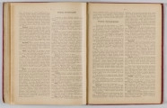 ML/H/650 - Okładka twarda, obklejona czerwonym płótnem, z wytłoczonym na złoto tytułem i ozdobami. Po lewej stronie popiersie kobiety bokiem, z wyciągniętą ręką trzymającą pędzel, poniżej kwiaty. W lewej części autor i tytuł, poniżej ozdobnik roślinny. Strona tytułowa przedstawia dwóch mężczyzn pochylonych nad mapą, w tle pejzaż wiejski z zamkiem na wzgórzu. Tytuł atlasu w wydzielonym, prostokątnym polu. Następna strona zawiera skorowidz i obiaśnienie znaków. Pierwsza z map to Mapa Ogólna Królestwa Polskiego z podziałem na gubernie i powiaty, następne to mapy powiatów. Na każdej stronie z mapą znajduja sie barwne grafiki z przedstawieniem zabytkowych budowli, typów ludowych, ruin, pejzaży. Do Atlasu dołączona luzem Mapa Guberni Lubelskiej, granice powiatu i wypełnienie błekitne.