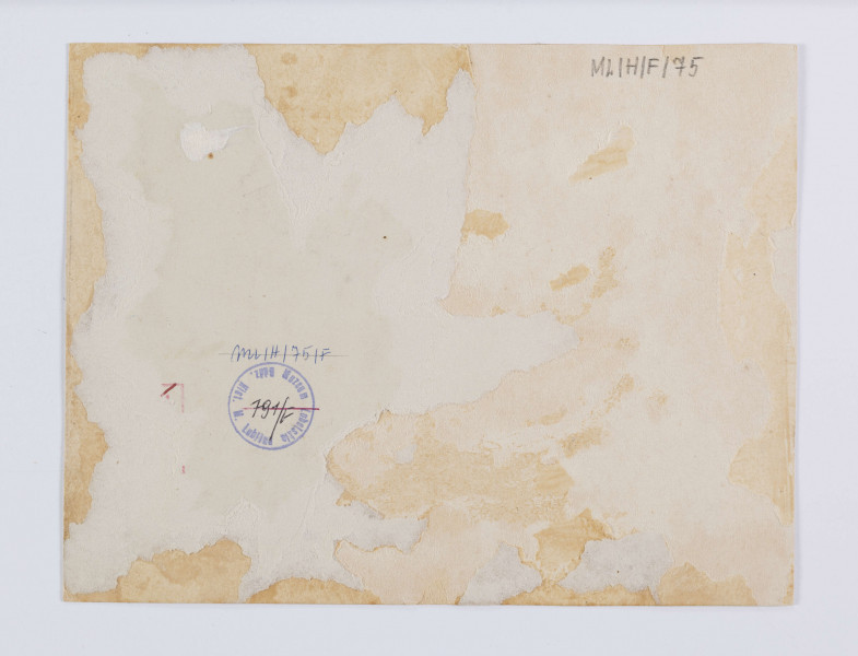 ML/H/F/75 - Zdjęcie ukazuje krajobraz Usola z zabudowaniami mieszkalnymi i gospodarczymi. Na pierwszym planie brzeg rzeki, na nim kopiec piachu. Zza kopca wyłania się statek. Po lewej płotek i fragment domu z bala. W oddali budynki mieszkalne i gospodarcze. Forografia naklejona na passepartout. W górnej części napis: 