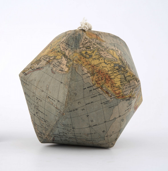 Mapa została podzielona na 20 trójkątów; po odpowiednim wycięciu i zagięciu został z niej sklejony globus. Mapa jest silnie zgeneralizowana. Na lądach na tle hipsometrycznego ukształtowania powierzchni, opartego na poziomicach: 0, 200, 1000, 2000, 4000, 6000 m n.p.m. oznaczono rzeki i jeziora, pasma górskie, pustynie, największe półwyspy oraz znaczną ilość miast. Co rzadkie, dla Grenlandii i Antarktydy również zastosowano metodę hipsometryczną i odpowiadające jej barwy. Na wodach izobaty: 200, 2000, 4000, 7000 m - odcienie koloru niebieskiego obrazują ukształtowanie powierzchni dna morskiego. Na tym tle zaznaczono oceany, największe morza, zatoki, cieśniny, wyspy. Sieć południków i równoleżników poprowadzono co 10 stopni. Równik pogrubiono. Linią przerywaną zaznaczono zwrotniki i koła podbiegunowe. Nakład: 33 300 egz.