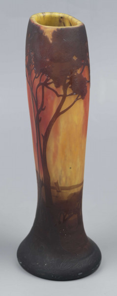 S/CS/1407/ML - Wazon o opływowym kształacie; stopa ciemnobrązowa, pogrubiona, kolista, korpus owoidalny, przewężony u dołu, dwustronnie spłaszczony. Szkło bezbarwne, powlekane, trawione, matowane i barwione pudrem szklanym, kolory: odcienie czerwieni, żółcieni i brązu. Pokryty dekoracją reliefową: krajobraz z rzeką i łódkami, na pierwszym planie wysokie drzewa, których splątane korony otaczają wylew, na stopie drobna roślinność.
W dolnej części pośród dekoracji wypukła trawiona sygnatura o dekoracyjnej formie: 
- Daum / Nancy - umieszczone jedno nad drugim i krzyż Lotryngii utworzony z linii przebiegającej przez pierwsze litery