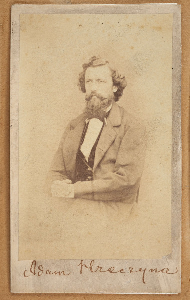 Tableau szklone zewnętrznie, w ramie, zawiera na tekturowym podłożu 15 fotografii uczestników powstania z terenu Wołynia. Pośrodku brak jednej, większej fotografii. Zdjęcia wykonane w sepii, w formacie pocztówkowym, niektóre z nich są podpisane pod spodem i na odwrociu: Eugeniusz Rdułtowski, Herkulan Kardussowski, F. Boryczewski, Antoni Straszewicz, Alfons Romanowski, Adam Hreczyna, Jan Grabis, Antoni Szymkiewicz.
Niektóre fotografie mają na kartonikach wyciskane napisy w języku rosyjskim. W środku tableau, pod pierwszym rzędem zdjęć przymocowany krzyżyk wykonany z chleba i tabaki, dekorowany motywem różyczek. Nad krzyżykiem druciana korona cierniowa, na niej krzyżyk z metalu z gałązką palmową. Niżej, pod brakującą fotografią lufka (?) z tektury, pierścionek i mały medalion ze Świętą Rodziną. Poniżej przymocowany grzebień rogowy, jakucki z napisem w języku rosyjskim i datą: 1864. Całość w ozdobnej ramie z dekoracyjnymi narożnikami, koroną, herbami Polski, Litwy, herbem z literą S. 