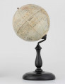 Globus fizyczno-polityczny Ziemi w skali 1:80 mln, litografia kolorowa; 12 segmentów, z polską nomenklaturą; południk zerowy biegnie przez Greenwich. Kula tekturowa, postument drewniany toczony, ramię metalowe, bez południka. Na globusie obie Ameryki, Azję i Australię otoczono czerwoną wstęgą, Afrykę - niebieską, Europa - zielono-żółtą. 