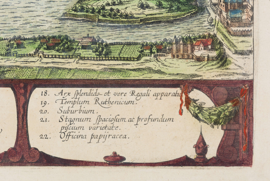 Widok Lublina opatrzony kartuszem herbowym i legendą. Miasto w szerokim, panoramicznym ujęciu obejmującym przedmieścia: Wieniawę i Tatary. Widok ukazuje charakterystyczne dla Lublina budowle min.- w centrum Kościół jezuitów, za nim wzgórze staromiejskie z Bramami Krakowską i Grodzką, kościoły św. Michała i Dominikanów, zespół zabudowań zamkowych z basztą i kaplicą św. Trójcy. Po lewej widoczne sylwetki kościołów Panny  Marii, Nawrócenia, św. Pawła i św. Ducha. Budowle opatrzone łacińskimi podpisami lub cyframi mającymi odnośniki w legendzie. U góry, na osi kartusz tytułowy z napisem: TIPUS CIVITATIS LUBLINE[N]SIS. / IN REGNO POLONIAE EX OMNIBUS / PARTIBUS MU[N]DI EMPORIO. TER. IN. /ANNO CELEBRARI COSUETOCLARAE. (Widok miasta Lublina w Królestwie Polskim, sławnego w całym swiecie trzy razy na rok odbywającemi się jarmarkami) Po lewej godło Polski, po prawej herb Lublina. Nad dolną krawędzią pas zawierający legendę rozbitą na 4 pola w ozdobnych obramieniach. Przedstawienie prowadzone precyzyjną, cienką kreską, podkolorowane.