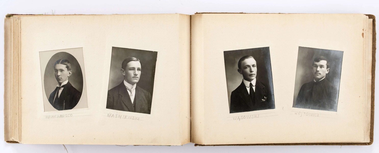 Album pamiątkowy maturzystów Gimnazjum im. Stanisława Staszica w Lublinie z 1915 r. Oprawiony w twardą płócienną oprawę. Na okładce ułożony ukośnie pas brązowo-zielonej tkaniny. W l. g. rogu wytłoczona data „1915”. Wewnątrz 12 usztywnionych kart. Dwustronnie zamieszczone w wyciętych passepartout fotografie. Na pierwszych 5 stronach w okienkach (9,5 x 13,5 cm) wsunięte czarnobiałe fotografie: widok ogólny Lublina, panorama Starego Miasta, Brama Krakowska, pomnik Unii Lubelskiej oraz portret dyrektora Gracjana Chmielewskiego. Na kolejnych kartach rozmieszczone po dwa lekko przechylone okienka (8,2 x 6,1 cm). W nie wsunięte portrety nauczycieli oraz maturzystów. Niektóre wizerunki podpisane ołówkiem. Na końcu podkolorowana pocztówka z gmachem Szkoły Staszica przy ul. Bernardyńskiej 12. 
Wśród rozpoznanych osób: 
a) z grona pedagogicznego: Badyoczek Ignacy; Borkowski Julian, Franczowski (imię nieznane), Gawryłowski (imię nieznane), Grafczyński Tadeusz, ks. Gostyński Kazimierz, Le Brun René Le Brun, Mordeljew (imię nieznane), Remiszewski Antoni, Rumel Cezary, Skawiński (imię nieznane), Wejss Aleksander (?), Wiercieński Krystyn
b) z absolwentów: Biczyński Jan, Boski Jerzy, Brzozowski (imię nieznane), Danowski (imię nieznane), Gajewski Włodzimierz, Grabowski vel Szczerba Aleksander, Knolko (imię nieznane), Kobiałko (imię nieznane), Lewiński (imię nieznane), Olszewski (imię nieznane), Phunhausco (imię nieznane), Pruski T., Pruski Włodzimierz, Waśniewski (imię nieznane), Wąsowski (imię nieznane), Wójtowicz Stanisław, Zaręba (imię nieznane) oraz dwie osoby niezidentyfikowane.
