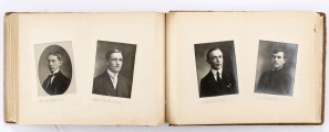 Album pamiątkowy maturzystów Gimnazjum im. Stanisława Staszica w Lublinie z 1915 r. Oprawiony w twardą płócienną oprawę. Na okładce ułożony ukośnie pas brązowo-zielonej tkaniny. W l. g. rogu wytłoczona data „1915”. Wewnątrz 12 usztywnionych kart. Dwustronnie zamieszczone w wyciętych passepartout fotografie. Na pierwszych 5 stronach w okienkach (9,5 x 13,5 cm) wsunięte czarnobiałe fotografie: widok ogólny Lublina, panorama Starego Miasta, Brama Krakowska, pomnik Unii Lubelskiej oraz portret dyrektora Gracjana Chmielewskiego. Na kolejnych kartach rozmieszczone po dwa lekko przechylone okienka (8,2 x 6,1 cm). W nie wsunięte portrety nauczycieli oraz maturzystów. Niektóre wizerunki podpisane ołówkiem. Na końcu podkolorowana pocztówka z gmachem Szkoły Staszica przy ul. Bernardyńskiej 12. 
Wśród rozpoznanych osób: 
a) z grona pedagogicznego: Badyoczek Ignacy; Borkowski Julian, Franczowski (imię nieznane), Gawryłowski (imię nieznane), Grafczyński Tadeusz, ks. Gostyński Kazimierz, Le Brun René Le Brun, Mordeljew (imię nieznane), Remiszewski Antoni, Rumel Cezary, Skawiński (imię nieznane), Wejss Aleksander (?), Wiercieński Krystyn
b) z absolwentów: Biczyński Jan, Boski Jerzy, Brzozowski (imię nieznane), Danowski (imię nieznane), Gajewski Włodzimierz, Grabowski vel Szczerba Aleksander, Knolko (imię nieznane), Kobiałko (imię nieznane), Lewiński (imię nieznane), Olszewski (imię nieznane), Phunhausco (imię nieznane), Pruski T., Pruski Włodzimierz, Waśniewski (imię nieznane), Wąsowski (imię nieznane), Wójtowicz Stanisław, Zaręba (imię nieznane) oraz dwie osoby niezidentyfikowane.
