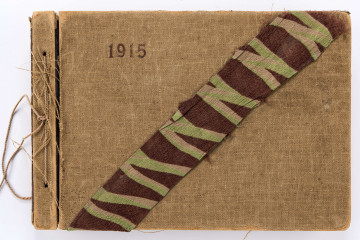 ML/H/3985 Album pamiątkowy maturzystów Gimnazjum im. Stanisława Staszica w Lublinie z 1915 r. Oprawiony w twardą płócienną oprawę. Na okładce ułożony ukośnie pas brązowo-zielonej tkaniny. W l. g. rogu wytłoczona data „1915”. Wewnątrz 12 usztywnionych kart. Dwustronnie zamieszczone w wyciętych passepartout fotografie. Na pierwszych 5 stronach w okienkach (9,5 x 13,5 cm) wsunięte czarnobiałe fotografie: widok ogólny Lublina, panorama Starego Miasta, Brama Krakowska, pomnik Unii Lubelskiej oraz portret dyrektora Gracjana Chmielewskiego. Na kolejnych kartach rozmieszczone po dwa lekko przechylone okienka (8,2 x 6,1 cm). W nie wsunięte portrety nauczycieli oraz maturzystów. Niektóre wizerunki podpisane ołówkiem. Na końcu podkolorowana pocztówka z gmachem Szkoły Staszica przy ul. Bernardyńskiej 12.
Wśród rozpoznanych osób:
a) z grona pedagogicznego: Badyoczek Ignacy; Borkowski Julian, Franczowski (imię nieznane), Gawryłowski (imię nieznane), Grafczyński Tadeusz, ks. Gostyński Kazimierz, Le Brun René Le Brun, Mordeljew (imię nieznane), Remiszewski Antoni, Rumel Cezary, Skawiński (imię nieznane), Wejss Aleksander (?), Wiercieński Krystyn
b) z absolwentów: Biczyński Jan, Boski Jerzy, Brzozowski (imię nieznane), Danowski (imię nieznane), Gajewski Włodzimierz, Grabowski vel Szczerba Aleksander, Knolko (imię nieznane), Kobiałko (imię nieznane), Lewiński (imię nieznane), Olszewski (imię nieznane), Phunhausco (imię nieznane), Pruski T., Pruski Włodzimierz, Waśniewski (imię nieznane), Wąsowski (imię nieznane), Wójtowicz Stanisław, Zaręba (imię nieznane) oraz dwie osoby niezidentyfikowane.