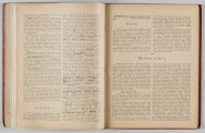 ML/H/650 - Okładka twarda, obklejona czerwonym płótnem, z wytłoczonym na złoto tytułem i ozdobami. Po lewej stronie popiersie kobiety bokiem, z wyciągniętą ręką trzymającą pędzel, poniżej kwiaty. W lewej części autor i tytuł, poniżej ozdobnik roślinny. Strona tytułowa przedstawia dwóch mężczyzn pochylonych nad mapą, w tle pejzaż wiejski z zamkiem na wzgórzu. Tytuł atlasu w wydzielonym, prostokątnym polu. Następna strona zawiera skorowidz i obiaśnienie znaków. Pierwsza z map to Mapa Ogólna Królestwa Polskiego z podziałem na gubernie i powiaty, następne to mapy powiatów. Na każdej stronie z mapą znajduja sie barwne grafiki z przedstawieniem zabytkowych budowli, typów ludowych, ruin, pejzaży. Do Atlasu dołączona luzem Mapa Guberni Lubelskiej, granice powiatu i wypełnienie błekitne.