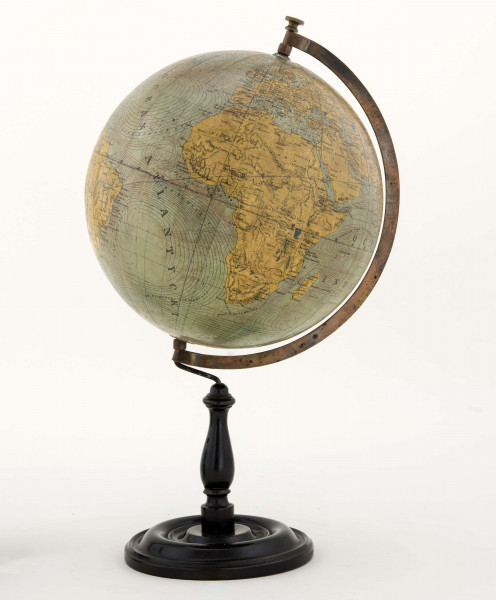 Globus bez tytułu, roku wydania i granic politycznych. Mapa litografia kolorowa; 12 segmentów i 2 koła. Treść kartograficzna nie jest bogata. Podstawowa sieć wodna i linia brzegowa kontynetów zaznaczone kolorem niebieskim. Największe góry przedstawiono za pomocą metody kreskowej (w postaci 
