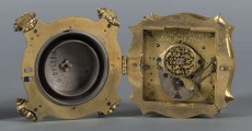 S/Mt/428/ML - Mechanizm o szkielecie płytowym, kwadratowym, łączonym balaskami. Wychwyt szpindlowy regulowany balansem włosowym; napęd sprężynowy chodu ze slimakiem wyrównawczym z funkcją bicia godzin i minut. Umieszczony w szkatule kwadratowej o falistych brzegach, na 4 nóżkach wolutowych; ścianki boczne oszklone w ozdobnie profilowanych ramkach, w narożach ornamenty muszlowo-wolutowe. W tarczy otwory naciągów przysłaniane, w narożniku wyłącznik biciawyłącznik bicia. Pierścień godzinowy srebrzony z rzymskimi oznaczeniemi godzin, arabskimi minut oraz kreskowa skala minutowa. Dwie proste wskazówki: godzinowa i minutowa. Na płycie dolnej mechanizmu obok koka, kółko regulacji chodu zegara: Avance Retard. Dwa młotki w formie muszli, dwie czasze zdwonków koncentrycznie umieszczone w klapie podstawy. 
Pośrodku tarczy dwie plakietki z dzieloną sygnaturą: 