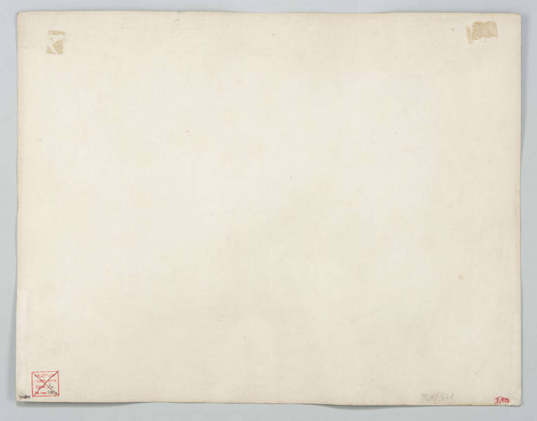 Fotografia sepiowana dworca kolejowego w Lublinie - widok budynku pasażerskiego od strony torów. Po lewej stronie peron i budynek dworca. Pośrodku na pierwszym planie ułożone pomiędzy torami owalne dużych gabarytów przedmioty. W oddali wagony na torach. Po prawej fragment wagonu i budynki w tle. Główny budynek stacji murowany, piętrowy. Dach kryty, szczyty zwieńczone ozdobną snycerką. Widoczne przęsła ogrodzenia oddzielającego plac przez budynkiem od peronu. Obok kilka małych drzew. Na peronie kilkunastu mężczyzn w strojach z epoki.
Fotografia o zaokrąglonych rogach, obrysowana dookoła cienką ramką, naklejona na tekturę. Nad i pod fotografią dwujęzyczne rosyjsko-polskie napisy informacyjne. W dolnej części karty w języku rosyjskim informacja o autorze zdjęcia.
