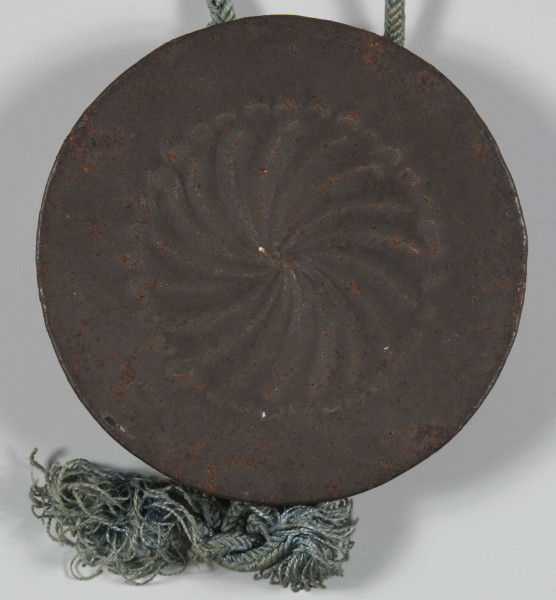 ML/H/589 - Statut cechu sitarskiego nadany mieszkańcom Biłgoraja przez Konstancję Marię z Potoka Szczuczynę, podkanclerzynę wielką litewską, dziedziczkę Biłgoraja w 1720 r. Dokument ustalający porządek rzemiosła sitarskiego na wzór spalonego przywileju. Rękopis w języku polskim z wyciśniętą pieczęcią lakową oraz przytwierdzoną do dokumentu niebieskim sznurkiem pieczęcią herbową w metalowej puszce. Podpisy: wystawcy z 20 czerwca 1720 r. (Kurów); Eustachego Potockiego z 13 marca 1747 r. (Zamek Biłgorajski); Marii z Kątskich Potockiej; Marcina Leopolda Szczuki, starosty wawelnickiego; Jana Szczuki, starosty wiekszniawskiego;  Jana Potockiego z 28 września 1779 r. (Warszawa), Stanisława Potockiego z 5 października 1786 r. (Warszawa), Serwera Setnickiego z 12 października 1803 r., Stanisława Nowakowskiego z 7 grudnia 1809 r. (Zamek Biłgorajski).