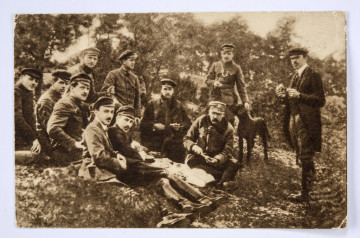 ML/H/2177/1 Pocztówka sepiowana - Komenda Naczelna Polskiej Organizacji Wojskowej na ćwiczeniach w 1917 r. (zdjęcie grupowe w plenerze). Ujęcie w poziomie.
AWERS: grupa mężczyzn (11 osób) w mundurach austriackich lub ubraniach cywilnych; wśród nich komendant Józef Piłsudski; zdjęcie wykonane w lesie.
REWERS: czarna linatura z miejscem na korespondencje; w l. g. rogu nadruk w postaci odznaki pamiątkowej