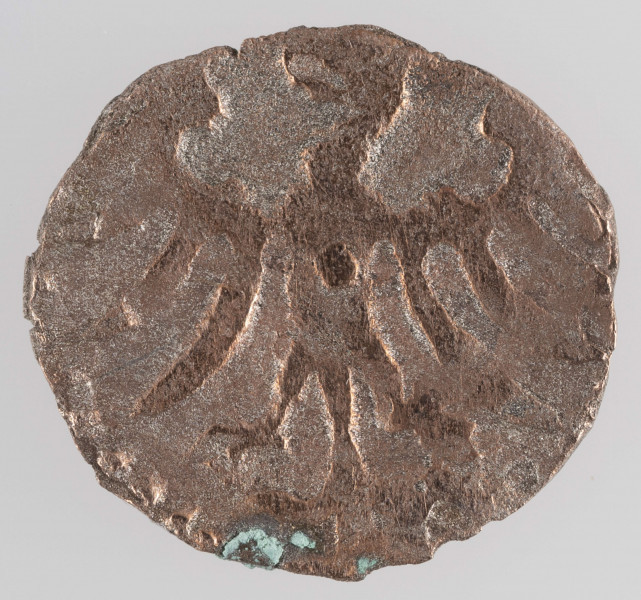 N/7605/716/ML - Aw. Korona o połączonych górnych i dolnych płatkach lilii. W dolnych polach widoczne znaki w formie trójkąta bez podstawy.

Rw. Orzeł.