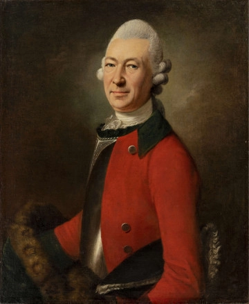 Portret mężczyzny w średnim wieku w ujęciu do pasa, zwróconego w lewo, głowa w stronę widza. Twarz pociągła, o jasnej karnacji, wysokim czole, wąskich oczach, prostym nosie i wąskich ustach. Na głowie pudrowana peruka. Ubrany w czerwony frak mundurowy z ciemnozielonym kołnierzem i mankietami, na piersi kirys, na szyi zawiązany biały fular. Pod prawym ramieniem trzyma złożony czarny kapelusz obszyty białym futerkiem; lewa podtrzymuje widoczny we fragmencie zielony płaszcz podbity futrem. W tle chmurne niebo, w kolorze brązowo-zielonkawym, rozjaśnione w okolicy głowy portretowanego. 