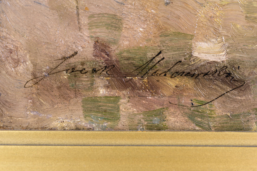 Postać kobiety na tle drzew, zwrócona bokiem. Stoi w lekkim rozkroku, z rękami na biodrach. Bosa, ubrana w długą, białą spódnicę, ciemny kubrak oraz opadającą na plecy czerwoną chustę. Na głowie ma chustka. W tle drzewa pośród zarośli, za nimi zarys domów. 