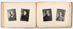 Album pamiątkowy maturzystów Gimnazjum im. Stanisława Staszica w Lublinie z 1915 r. Oprawiony w twardą płócienną oprawę. Na okładce ułożony ukośnie pas brązowo-zielonej tkaniny. W l. g. rogu wytłoczona data „1915”. Wewnątrz 12 usztywnionych kart. Dwustronnie zamieszczone w wyciętych passepartout fotografie. Na pierwszych 5 stronach w okienkach (9,5 x 13,5 cm) wsunięte czarnobiałe fotografie: widok ogólny Lublina, panorama Starego Miasta, Brama Krakowska, pomnik Unii Lubelskiej oraz portret dyrektora Gracjana Chmielewskiego. Na kolejnych kartach rozmieszczone po dwa lekko przechylone okienka (8,2 x 6,1 cm). W nie wsunięte portrety nauczycieli oraz maturzystów. Niektóre wizerunki podpisane ołówkiem. Na końcu podkolorowana pocztówka z gmachem Szkoły Staszica przy ul. Bernardyńskiej 12. 
Wśród rozpoznanych osób: 
a) z grona pedagogicznego: Badyoczek Ignacy; Borkowski Julian, Franczowski (imię nieznane), Gawryłowski (imię nieznane), Grafczyński Tadeusz, ks. Gostyński Kazimierz, Le Brun René Le Brun, Mordeljew (imię nieznane), Remiszewski Antoni, Rumel Cezary, Skawiński (imię nieznane), Wejss Aleksander (?), Wiercieński Krystyn
b) z absolwentów: Biczyński Jan, Boski Jerzy, Brzozowski (imię nieznane), Danowski (imię nieznane), Gajewski Włodzimierz, Grabowski vel Szczerba Aleksander, Knolko (imię nieznane), Kobiałko (imię nieznane), Lewiński (imię nieznane), Olszewski (imię nieznane), Phunhausco (imię nieznane), Pruski T., Pruski Włodzimierz, Waśniewski (imię nieznane), Wąsowski (imię nieznane), Wójtowicz Stanisław, Zaręba (imię nieznane) oraz dwie osoby niezidentyfikowane.
