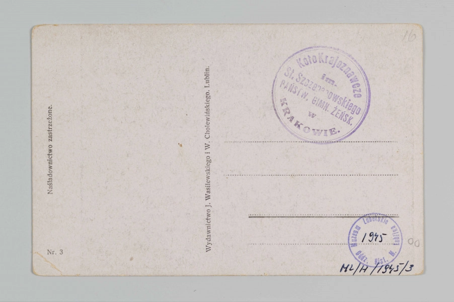 ML/H/1945/3 - Pocztówka barwna - Typ z okolic Lublina. Wizerunek kobiety w stroju ludowym (włościanka w stroju krzczonowskim) 
Awers: Wizerunek kobiety ze sznurem korali pod szyją (ujcie w popiersiu twarz lekko bokiem); reprodukcja malowanego portretu (brak informacji o autorze wzoru); pod ilustracją na białym polu drukiem informacje o autorze fotografii i tytuł pocztówki
Rewers: Czarna linatura z miejscem na korespondencje, przy lewej krawędzi informacja o zastrzeżonym przedruku, pośrodku nazwa wydawnictwa drukiem, w p. g. rogu tuszowa pieczęć (odbitka w kolorze fioletowym) Koła Krajoznawczego im. St. Szczepanowskiego Państwowego Gimnazjum Żeńskiego w Krakowie; brak śladu obiegu pocztowego