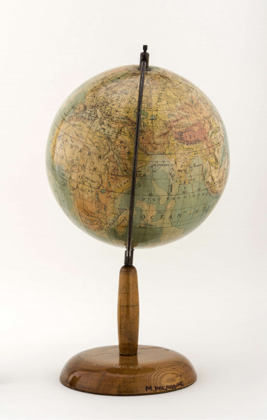 Pierwszy polski powojenny globus Ziemi. Kula tekturowa, globus wyposażony w 360 stopniowe koło południka, postument drewniany.
Mapa fizyczna w skali 1:40 mkn. W treści fizycznej różni się od globusów romerowskich głównie cięciem poziomic i kolorystyką. Dla rozgraniczenia nizin i wyżyn przyjęto poziomicę 200 m, a następnie 500, 1000, 2000, 4000 i 6000. Poziomice 4000 i 6000 oraz izobata 6000 m są właściwe tylko dla tego globusa. Najwyższe obszary kontynentów pokazują odcienie dwóch kolorów: żółtego (0-500 m) i różowego (1000-4000 m), toteż globus ma swoistą barwę o charakterystycznym odcieniu zieleni (właściwą tylko dla depresji). Treść globusa nie jest zbyt bogata, ogranicza się do największych rzek (w Polsce: Wisła i Odra), kanałów, jezior, obszarów bagiennych i pustynnych oraz stalic i - w zależnościn od wolnej przestrzeni - ważniejszych miast (w Polsce: Warszawa i Kraków). Nie ma granic politycznych. Na oceanach uwzględniono prądy morskie, oznaczone czarnymi liniami i nazwami.