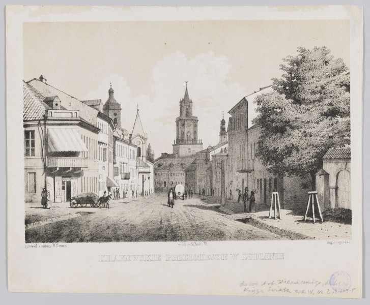 ML/H/806 - Widok na ulicę Krakowskie Przedmieście ukazaną w perspektywie, po obu stronach zabudowania, w tle fragment kościoła Świętego Ducha, wieża Nowego Ratusza i Wieża Trynitarska. Na ulicy małe sylwetki przechodniów i zaprzęgi. Po prawej stronie widoczny fragment ogrodzenia klasztoru kapucynów i duże drzewo. Poniżej napisy.