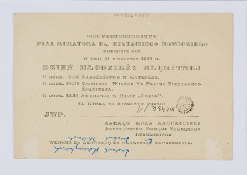 Rękopis Józefa Czechowicza, tekst zapisany czarnym ołówkiem na odwrocie kartonika (wym. 10 x 15 cm), na którym po stronie recto znajduje się drukowany formularz zaproszenia na 