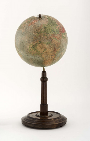 Kula tekturowa, oklejona mapą złożoną z 18 segmentów (każdy po 20 stopni) i 2 kół, postument drewniany, toczony, południka brak, ramię druciane, model 