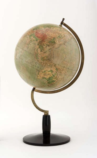 Mapa globusowa fizyczna 1:40 mln, litografia kolorowa; 18 segmentów szerokości 6 cm i 2 koła, bez południka, z ramieniem lanym, model 