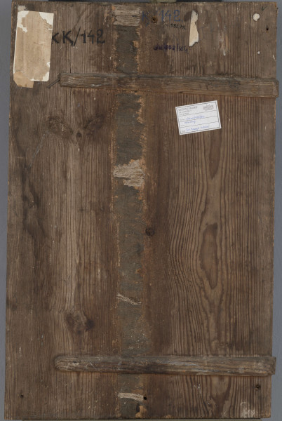 S/Mal/555/ML - Św. Bazyli Wielki w ujęciu całopostaciowym. Święty stoi na różowym podnóżku na tle obłoków oraz górzystego krajobrazu o nisko zarysowanym horyzoncie. Ukazany jest frontalnie, z głową przechyloną lekko w prawo. Prawą dłoń unosi w geście błogosławieństwa, w lewej trzyma księgę otwartą na pisanych cyrylicą słowach ze wspomnienia wieczerzy z Liturgii jego autorstwa: „podał swoim uczniom i apostołom mówiąc: bierzcie ...”. Ubrany jest w szaty biskupie obrządku wschodniego: sticharion wykończony koronką i zebrany u mankietów narękawnikami, u pasa przyczepiony ma złoty epigonation zdobiony wizerunkiem serafina; na sticharion nałożony ma niebieski epitrachilion ze złotymi krzyżami, felonion – zielony ze złotą lamówką od zewnątrz a fioletowy od podbicia, na nim złoty orarion zdobiony niebieskimi krzyżami oraz złoty łańcuch z krzyżem; na otoczonej nimbem głowie ma mitrę. Nimb, mitra oraz ukazane po bokach symbole Ducha Świętego – gołębica nadlatująca w stronę ucha świętego, promienie łączące ją z jego postacią oraz ognista kolumna po prawej stronie są ryte i pokryte srebrzeniem. Przy kolumnie widnieje częściowo zachowany napis cyrylicą: „...  jest Wielki Bazyli”, ponad ramionami świętego widnieje jego imię. Po prawej stronie na odrębnym kamiennym postumencie stoi anioł-akolita ubrany w białą sukienkę z kołnierzem i żółtą tunikę. Trzyma on srebrny pastorał, który w zwieńczeniu przyjmuje formę monogramu chrystusowego. Po lewej na wysokości ramienia św. Bazylego widoczne dwa cherubiny. Całość wtórnie oprawiona w ciemną, masywną, oszczędnie profilowaną ramę.
