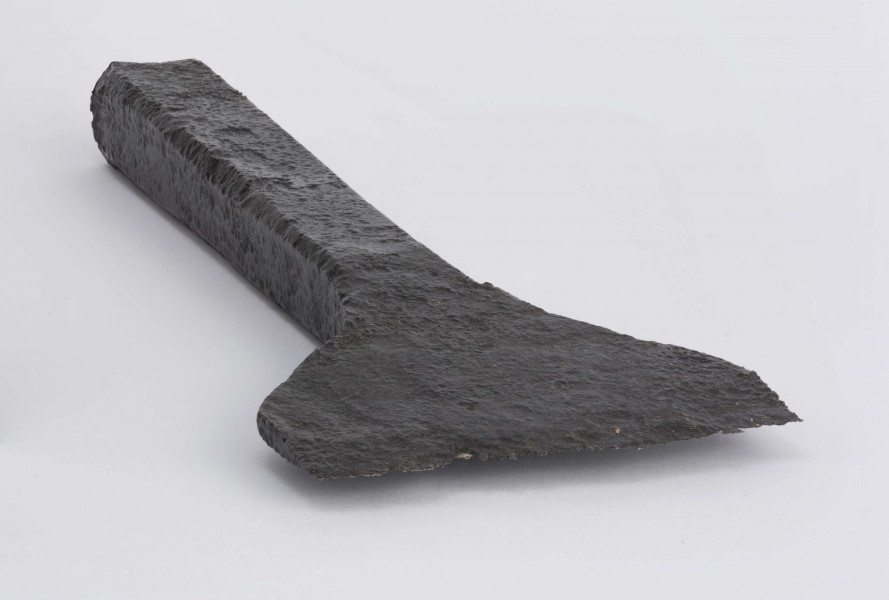 Ciosło wykonane z żelaznej sztaby, w przekroju prostokątnej; krawędzie rękojeści lekko ścięte; ostrze rozklepane na płasko, szerokie o łopatkowatym kształcie, zakończone ostro
wymiary dodatkowe: 1,8 x 2,0 cm (maks. wymiary przekroju)