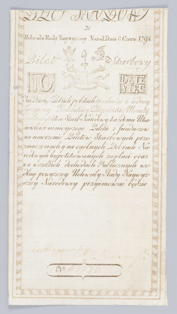 Aw. U góry widoczna część napisu pisanką: BILET SKARBOWY; niżej numer serii : D i napis: 
Uchwała Rady Najwyższej Narod. Dnia 8 Czerw.1794
Niżej, centralnie na osi symbole wolności: czapka frygijska, uzbrojenie sankiulotów, baszty murów więziennych, łańcuchy absolutyzmu, gromy ludu i skrzydła wolności. Wyżej z lewej Orzeł, a  z prawej strony Pogoń. Po bokach napis: Bilet – Skarbowy, a niżej w podwójnej prostokątnej ramce na ciemnym kreskowanym tle wartość nominału: 10 – DZIE/SIĘĆ
Pod spodem tekst uchwały:
Na Dziesięć Złotych polskich/: rachując z iedney / Grzywny Kolońskiej Złłch polch 84 1/2 Monety / Srebrnej:/ które Skarb Narodowy każdemu Uka= / zicielowi ninieyszego Biletu z funduszow / na umorzenie Biletów Skarbowych prze= / znaczonych y na ogólnych Dobrach Na= / rodowych hypotekowanych zapłaci oraz / we wszelkich dochodach Publicznych we= / dług powyższey Uchwały Rady Naywyż= / szey Narodowey przyimować będzie
Pod tekstem uchwały znaki zabezpieczające, pośrodku centralnie obłamany stempel suchej pieczęci Dyrekcji Biletów Skarbowych z poziomą inskrypcją: WOLNOŚĆ / CAŁOŚĆ / NIEPODLE / GŁOŚĆ i napisem otokowym: * PIECZĘĆ DYREKCYI BILETÓ[W]. Na Bilecie Skarbowym pieczęć nieczytelna. Po bokach litery B – S, wybarwiane chemicznie. Niżej odręczne podpisy komisarzy wybranych spośród mieszczan warszawskich: M.(Michał) Pagowski; T.(Tomasz) Staniszewski i numer w owalnej ramce: Nro 45276

Rw. Czysty bez nadruków. U dołu naniesiony wtórnie w latach 60. numer księgi ewidencyjnej.