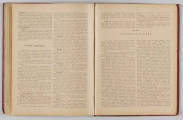 ML/H/650 - Okładka twarda, obklejona czerwonym płótnem, z wytłoczonym na złoto tytułem i ozdobami. Po lewej stronie popiersie kobiety bokiem, z wyciągniętą ręką trzymającą pędzel, poniżej kwiaty. W lewej części autor i tytuł, poniżej ozdobnik roślinny. Strona tytułowa przedstawia dwóch mężczyzn pochylonych nad mapą, w tle pejzaż wiejski z zamkiem na wzgórzu. Tytuł atlasu w wydzielonym, prostokątnym polu. Następna strona zawiera skorowidz i obiaśnienie znaków. Pierwsza z map to Mapa Ogólna Królestwa Polskiego z podziałem na gubernie i powiaty, następne to mapy powiatów. Na każdej stronie z mapą znajduja sie barwne grafiki z przedstawieniem zabytkowych budowli, typów ludowych, ruin, pejzaży. Do Atlasu dołączona luzem Mapa Guberni Lubelskiej, granice powiatu i wypełnienie błekitne.