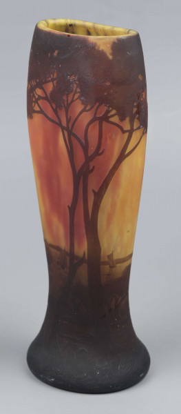 S/CS/1407/ML - Wazon o opływowym kształacie; stopa ciemnobrązowa, pogrubiona, kolista, korpus owoidalny, przewężony u dołu, dwustronnie spłaszczony. Szkło bezbarwne, powlekane, trawione, matowane i barwione pudrem szklanym, kolory: odcienie czerwieni, żółcieni i brązu. Pokryty dekoracją reliefową: krajobraz z rzeką i łódkami, na pierwszym planie wysokie drzewa, których splątane korony otaczają wylew, na stopie drobna roślinność.
W dolnej części pośród dekoracji wypukła trawiona sygnatura o dekoracyjnej formie: 
- Daum / Nancy - umieszczone jedno nad drugim i krzyż Lotryngii utworzony z linii przebiegającej przez pierwsze litery