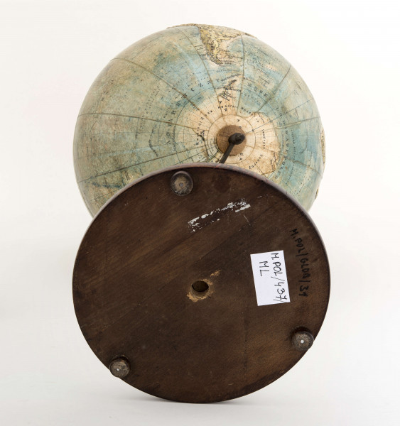 Jest to jeden z trzech znanych, zachowanych polskich globusów plastycznych z wypukłą orografią. Najważniejszym elementem i zarazem nowością jest przedstawienie rzeźby terenu w sposób plastyczny, próba przedstawienia trzeciego wymiaru.Tekturowa kula, wypukłości wykonane z masy gipsowej lub papierowej, południk metalowy, postument stosunkowo wysoki, drewniany. Rzeźbę plastyczną otrzymały góry i wielkie płaskowyże oraz wyżyny. Obszary te zostały ponadto wyróżnione odmiennym kolorem i barwnym podcieniowaniem rzeźby. Na kontynentach przedstawiono bagna (szrafurą), depresje na zielono, treść uzupełnia sieć hydrograficzna i stolice państw. Na oceanach, w kolorze niebieskim: głębokość mórz i oceanów dodatkowo przedstawiono liniami batymetrycznymi (1000, 2000, 3000, 4000, 5000 m), głębie oznaczono liczbami. Zostały oznaczone rowy tektoniczne, skrajny zasięg kry pływającej i kry stłoczonej, prądy morskie (opisane tylko nazwami). Oznaczono również północną granicę uprawy zbóż i występowania drzew. 