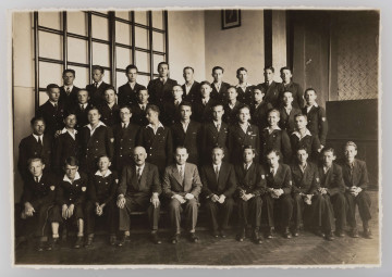 ML/MART/203 - Fotografia I klasy licealnej Liceum im. Hetmana Zamoyskiego w Lublinie, 1938 r. Fotografia grupowa klasy w auli szkolnej. W ostatnim rzędzie czwarty od lewej Zbigniew Bocian. W środku w pierwszym rzędzie dyrektor A. Szubartowski.