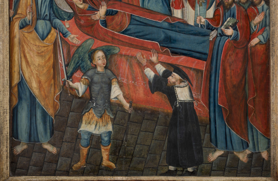 W centrum na łożu okrytym czerwoną tkaniną i przezroczystym materiałem, z głową wspartą na poduszce, leży Maryja. Ma zamknięte oczy, dłonie skrzyżowane na piersiach, ubrana jest w niebieską suknię i czerwony maforion z gwiazdkami na czole i ramionach; jej głowę otacza nimb. Za nią, w owalnej złotej mandorli zdobionej wyciskanym ornamentem przypominającym języki ognia, stoi Chrystus, opisany monogramem. Ponad mandorlą widnieje czerwonoskrzydły serafin. Chrystus spogląda na Maryję i prawą ręką ją błogosławi, a w lewej, poprzez połę płaszcza trzyma duszę Maryi ukazaną w postaci dziewczynki w białej sukience z niebieskim paskiem, z nimbem i ze złożonymi do modlitwy rękoma. Chrystus ubrany jest w czerwoną szatę spodnią i błękitny płaszcz, jego głowę otacza nimb. Towarzyszy mu dwóch aniołów, trzymających wysokie zapalone świece. Obaj ubrani są w białe szaty spodnie i czerwone tuniki, mają niebieskie skrzydła i nimby. 	
	Na pierwszym planie znajdują się postacie św. Michała Archanioła i Żyda Jefoniasza (nawiązujące do przekazów apokryficznych). Św. Michał Archanioł ubrany jest biało-złotą tunikę i pancerz z zębatymi wycięciami u dołu, w niebieskie spodnie i wysokie złotawe buty, w prawej dłoni trzyma miecz, w lewej pochwę miecza. Szczególnie ciekawy jest ubiór Jefoniasza, wyróżniający się realizmem i aktualizacją: Żyd ma na sobie czarną togę i biały talit katan (tradycyjna szata oznaczająca otoczenie Bożym światłem, znak Bożej opieki) z cicis – frędzlami na rogach. Prócz tego ma białe pończochy, czarne buty i charakterystyczny, nietypowy dla ubioru żydowskiego biret.
	Wokół Maryi zebrani są apostołowie, duchowni i tłumy wiernych. Przy jej głowie, ze świecą w prawej dłoni stoi siwowłosy św. Piotr, za nim inny apostoł ze świecą, trzymający lewą dłoń przy twarzy w geście rozpaczy. Po prawej stronie u stóp Maryi stoi apostoł ze świecą i księgą (św. P