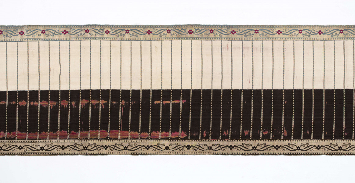 Pas kontuszowy 4-stronny
Ornament:
głowy - dwa krzaczki kwiatowe otoczone medalionami z wijącej się wstęgi
środek ( wciąż)- poprzeczne gładkie pólka
obwódki - z motywem kostki i rombów
obrzeżenia pionowe z motywem podwójnej przeplatającej się wici roślinnej, poziome - z motywem wijacej sie wstążki z kwiatami
Kolor:
pr. - tło głów i obrzeżeń srebrne, ornament brązowy z błękitem i amarantem, pólka w połowie brązowe (czarne ?), w połowie kremowe
l. - tło połowy głów i obrzeżeń błękitne oraz  w połowie pólek amarantowe, druga połowa głów i obrzeżeń brązowa oraz pólek - amarantowa
W narożnikach sygnatura wytkana 