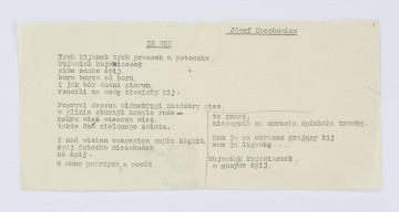 Maszynopis wiersza „Ze wsi” Józefa Czechowicza, wym. 10,2 x 21,8 cm, k. 1 r.
W górnej części karty (z prawej strony) imię i nazwisko autora tekstu. Poniżej (z prawej strony) tytuł wiersza zapisany wersalikami. Zarówno tytuł, jak też imię i nazwisko autora zostały podkreślone.  
Wiersz zapisany w dwu kolumnach. W pierwszej kolumnie zamieszczono tekst od słów: „Tych kijanek tych praczek u potoczka” do słów: „w okno patrzysz, a po cóż”. W drugiej kolumnie (zapisanej po prawej stronie w dolnej części karty) zamieszczono tekst od słów: „to znasz” do słów: „w muzyce śpij”. Druga kolumna tekstu została wyodrębniona za pomocą dwóch linii wykonanych ołówkiem, które zaznaczono w pionie (z lewej strony tekstu) i w poziomie (powyżej tekstu). 
Niektóre strofy rozpoczynają się od inicjalnej wielkiej litery, w kilku miejscach widzimy 
znaki interpunkcyjne, dostawione ołówkiem.
Ponadto widoczne cztery delikatne załamania papieru w pionie po pierwotnym złożeniu karty. 




