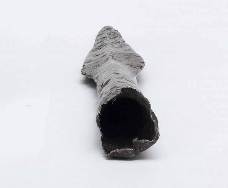162/A/ML - Żelazny grot oszczepu o ostrzu kształtu laurowatego z mocno wyodrębnionym po obu stronach żeberkiem. W przekroju widoczne ostre profilowane ostrza. Tuleja w przekroju okrągła, rozszerzająca się ku końcowi. 
