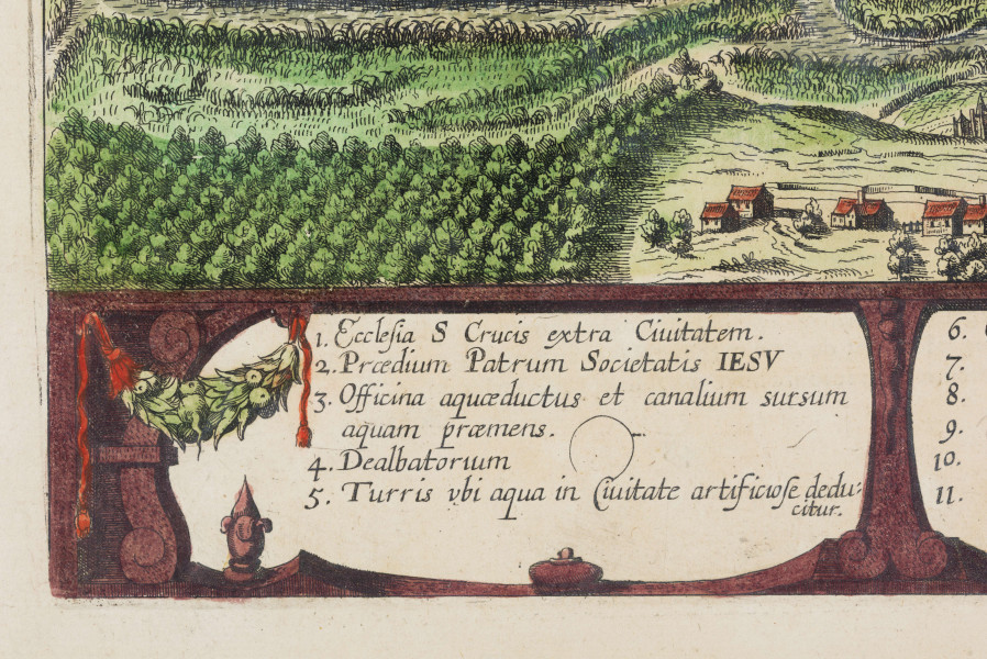 Widok Lublina opatrzony kartuszem herbowym i legendą. Miasto w szerokim, panoramicznym ujęciu obejmującym przedmieścia: Wieniawę i Tatary. Widok ukazuje charakterystyczne dla Lublina budowle min.- w centrum Kościół jezuitów, za nim wzgórze staromiejskie z Bramami Krakowską i Grodzką, kościoły św. Michała i Dominikanów, zespół zabudowań zamkowych z basztą i kaplicą św. Trójcy. Po lewej widoczne sylwetki kościołów Panny  Marii, Nawrócenia, św. Pawła i św. Ducha. Budowle opatrzone łacińskimi podpisami lub cyframi mającymi odnośniki w legendzie. U góry, na osi kartusz tytułowy z napisem: TIPUS CIVITATIS LUBLINE[N]SIS. / IN REGNO POLONIAE EX OMNIBUS / PARTIBUS MU[N]DI EMPORIO. TER. IN. /ANNO CELEBRARI COSUETOCLARAE. (Widok miasta Lublina w Królestwie Polskim, sławnego w całym swiecie trzy razy na rok odbywającemi się jarmarkami) Po lewej godło Polski, po prawej herb Lublina. Nad dolną krawędzią pas zawierający legendę rozbitą na 4 pola w ozdobnych obramieniach. Przedstawienie prowadzone precyzyjną, cienką kreską, podkolorowane.