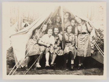 ML/MART/967 - Fotografia II Zastępu Harcerek w namiocie harcerskim, w 1 rzędzie 2 od lewej Wanda Wojtasik. Fotografia wykonana na obozie harcerskim w Rybnie Pomorskim.