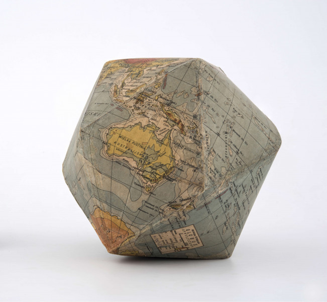 Mapa została podzielona na 20 trójkątów; po odpowiednim wycięciu i zagięciu został z niej sklejony globus. Mapa jest silnie zgeneralizowana. Na lądach na tle hipsometrycznego ukształtowania powierzchni, opartego na poziomicach: 0, 200, 1000, 2000, 4000, 6000 m n.p.m. oznaczono rzeki i jeziora, pasma górskie, pustynie, największe półwyspy oraz znaczną ilość miast. Co rzadkie, dla Grenlandii i Antarktydy również zastosowano metodę hipsometryczną i odpowiadające jej barwy. Na wodach izobaty: 200, 2000, 4000, 7000 m - odcienie koloru niebieskiego obrazują ukształtowanie powierzchni dna morskiego. Na tym tle zaznaczono oceany, największe morza, zatoki, cieśniny, wyspy. Sieć południków i równoleżników poprowadzono co 10 stopni. Równik pogrubiono. Linią przerywaną zaznaczono zwrotniki i koła podbiegunowe. Nakład: 33 300 egz.