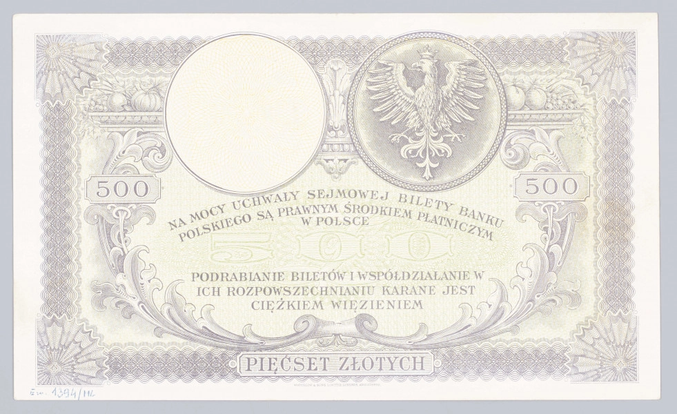 Aw. W giloszowej ramce u góry dwa ozdobne tonda rozdzielone kaduceuszem. W lewym wizerunek Tadeusza Kościuszki, w prawym znak wodny z przedstawieniem wodza z profilu. Po ich bokach na osi: ZŁOTYCH / 500 – ZŁOTYCH / 500
Niżej: BANK POSLKI / PIĘĆSET ZŁOTYCH / WARSZAWA dn 28 LUTEGO 1919 roku / DYREKCJA BANKU POLSKIEGO / GŁÓWNY SKARBNIK
Podpisy, odpowiednio: Stanisław Karpiński / Zygmunt Chamiec / Marian Karpus
U dołu po bokach powtórzona numeracja: No. / S.A. 4492173
Pod ramką u dołu sygnatura wytwórni.

Rw. W giloszowej ramce dekoracja z motywami akantu i roślinnych płodów. U góry dwa tonda; w lewym znak wodny z wizerunkiem Tadeusza Kościuszki z profilu, w prawym godło państwa polskiego. Niżej w łuku klauzula: NA MOCY UCHWAŁY SEJMOWEJ BILETY BANKU / POLSKIEGO SĄ PRAWNYM ŚRODKIEM PŁATNICZYM / W POLSCE
oraz poziomo sankcja karna: PODRABIANIE BILETÓW I WSPÓŁDZIAŁANIE W / ICH ROZPOWSZECHNIANIU KARANE JEST / CIĘŻKIM WIĘZIENIEM
Pomiędzy formułami wartość 500, powtórzona dwukrotnie na osi po bokach oraz słownie na w ramce na dole.
W lewym dolnym rogu odręcznie długopisem nadpisany numer księgi wpływu: Ew.1394


