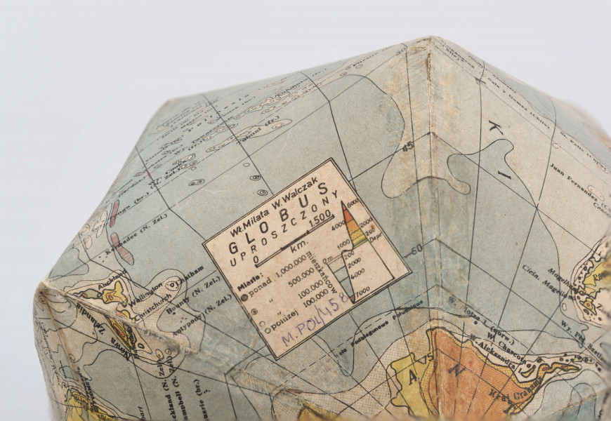 Mapa została podzielona na 20 trójkątów; po odpowiednim wycięciu i zagięciu został z niej sklejony globus. Mapa jest silnie zgeneralizowana. Na lądach na tle hipsometrycznego ukształtowania powierzchni, opartego na poziomicach: 0, 200, 1000, 2000, 4000, 6000 m n.p.m. oznaczono rzeki i jeziora, pasma górskie, pustynie, największe półwyspy oraz znaczną ilość miast. Co rzadkie, dla Grenlandii i Antarktydy również zastosowano metodę hipsometryczną i odpowiadające jej barwy. Na wodach izobaty: 200, 2000, 4000, 7000 m - odcienie koloru niebieskiego obrazują ukształtowanie powierzchni dna morskiego. Na tym tle zaznaczono oceany, największe morza, zatoki, cieśniny, wyspy. Sieć południków i równoleżników poprowadzono co 10 stopni. Równik pogrubiono. Linią przerywaną zaznaczono zwrotniki i koła podbiegunowe. Nakład: 33 300 egz.