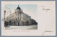 ML/H/1218 - Pocztówka barwna z widokiem na gmach dawnej lubelskiej Kasy Przemysłowców (w okresie międzywojennym „Lublinianka”, dziś „Grand Hotel”). Widok od strony placu Litewskiego na narożnik budynku zwieńczony kopułą i wieżyczkami. Ściany w kolorach ceglastym i białym. Elementy dachu ciemnoniebieskie. Na ulicy miejscami odgarnięty śnieg. Na chodniku ciemne sylwetki przechodniów. Z lewej strony fragment kamienicy. Po prawej pierzeja Krakowskiego Przedmieścia. Podkolorowane zdjęcie, o zaokrąglonych krawędziach, umieszczone na białym tle po lewej stronie. Napisy informacyjne czerwonym drukiem rozmieszczone wokół ilustracji – pod zdjęciem tytuł, wzdłuż lewej krawędzi nazwa nakładcy, w p.g. rogu miejsce powstania. Na białym polu po lewej odręczne napisy czarnym atramentem. Mało czytelne trzy stemple pocztowe. Na rewersie czarna linatura z odręczną korespondencją. Nazwisko i warszawski adres adresatki, Marii Natalii Stummer (?), czarnym atramentem. Wzdłuż górnej krawędzi dwujęzyczna nazwa karty pocztowej – stemplem w kolorze fioletowym (w języku rosyjskim) oraz czarnym nadrukiem w języku polskim. Trzy stemple pocztowe z nazwami rosyjsko-polskimi nazwami miast na otoku – Lublin, Warszawa. W p.g. rogu znaczek pocztowy wartości 3 kopiejek. Druk znaczka w kolorze czerwonym. W centralnym polu dwugłowy orzeł. 