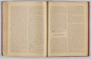 ML/H/650 - Okładka twarda, obklejona czerwonym płótnem, z wytłoczonym na złoto tytułem i ozdobami. Po lewej stronie popiersie kobiety bokiem, z wyciągniętą ręką trzymającą pędzel, poniżej kwiaty. W lewej części autor i tytuł, poniżej ozdobnik roślinny. Strona tytułowa przedstawia dwóch mężczyzn pochylonych nad mapą, w tle pejzaż wiejski z zamkiem na wzgórzu. Tytuł atlasu w wydzielonym, prostokątnym polu. Następna strona zawiera skorowidz i obiaśnienie znaków. Pierwsza z map to Mapa Ogólna Królestwa Polskiego z podziałem na gubernie i powiaty, następne to mapy powiatów. Na każdej stronie z mapą znajduja sie barwne grafiki z przedstawieniem zabytkowych budowli, typów ludowych, ruin, pejzaży. Do Atlasu dołączona luzem Mapa Guberni Lubelskiej, granice powiatu i wypełnienie błekitne.